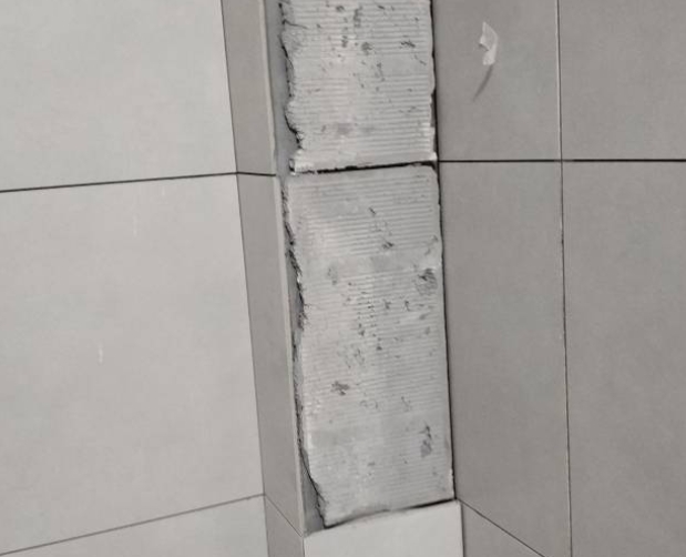 辽阳市瓷砖空鼓维修公司分享下瓷砖施工前基层浇水润湿程度不足，可能导致以下问题